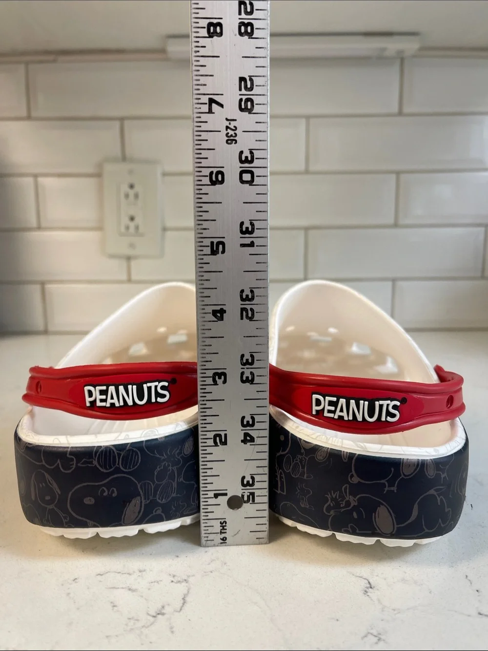 Crocs Peanuts Classic Clog Style # 211124 Size Men’s 10 - Women’s 12 No Jibbitz